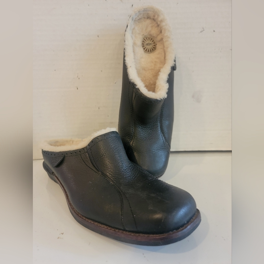 UGG LANDFORD BLACK LEATHER SLIDES MULES WITH SHEARLING LINING (sz 8)